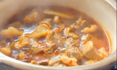 红烧牛腩,继续大火焖煮,这时尝试一下<a style='color:red;display:inline-block;' href='/shicai/ 38644'>牛腩肉</a>的软烂程度。