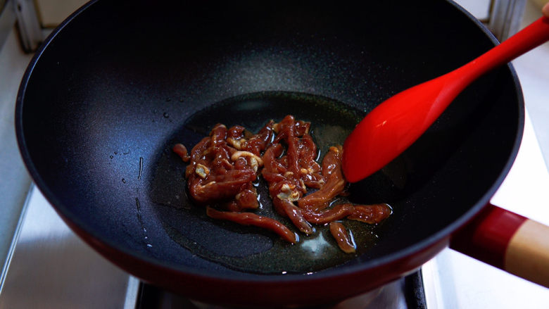 土豆炒肉丝,油热后,小火慢慢煸炒肉丝至变色