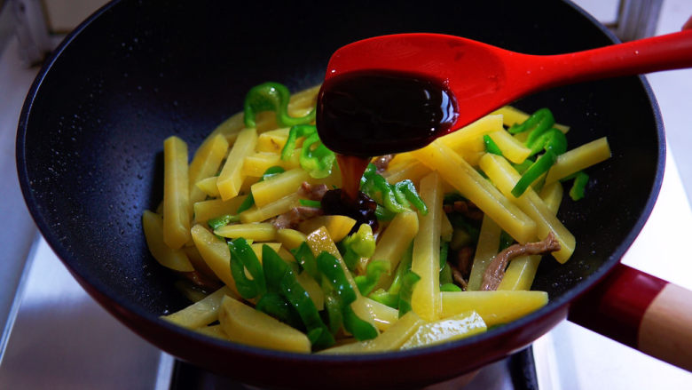 土豆炒肉丝,出锅前,加入<a style='color:red;display:inline-block;' href='/shicai/ 721'>蚝油</a>,翻炒均匀,即可出锅