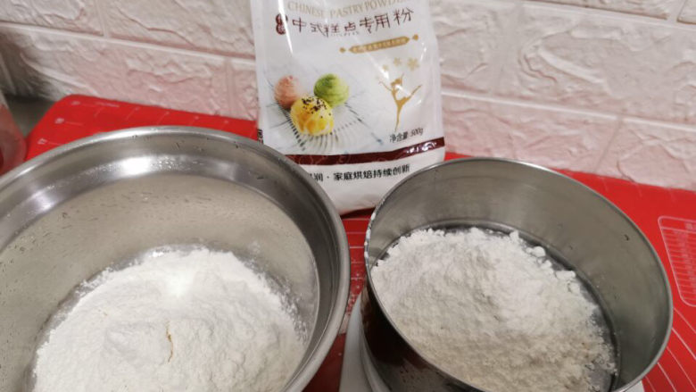 螺旋大麦苗酥皮月饼,中式糕点粉,分别称好100克、80克