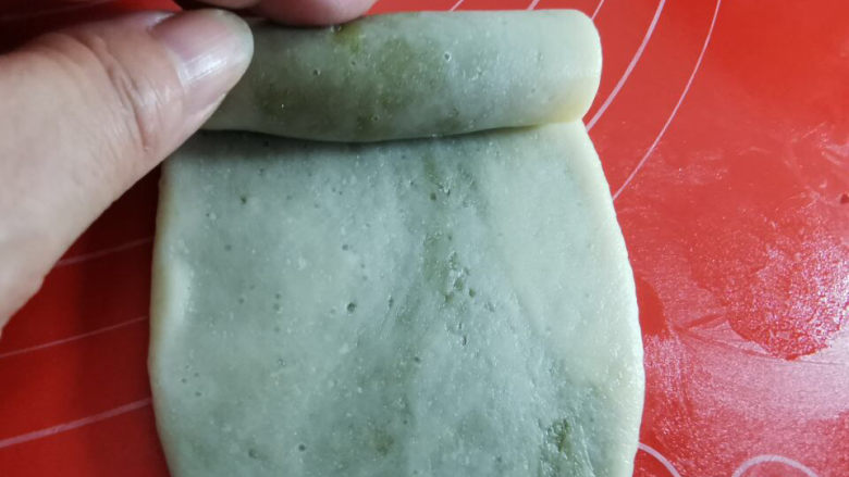 螺旋大麦苗酥皮月饼,再把静置后的饼皮,擀成牛舌状