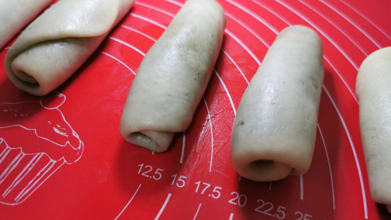 螺旋大麦苗酥皮月饼,由上往下卷,静置20分钟