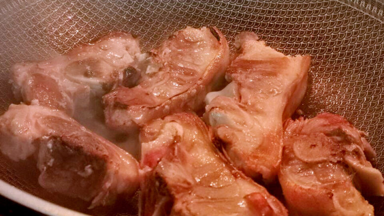 板栗红烧肉,锅中放少许油,放进猪蹄膀