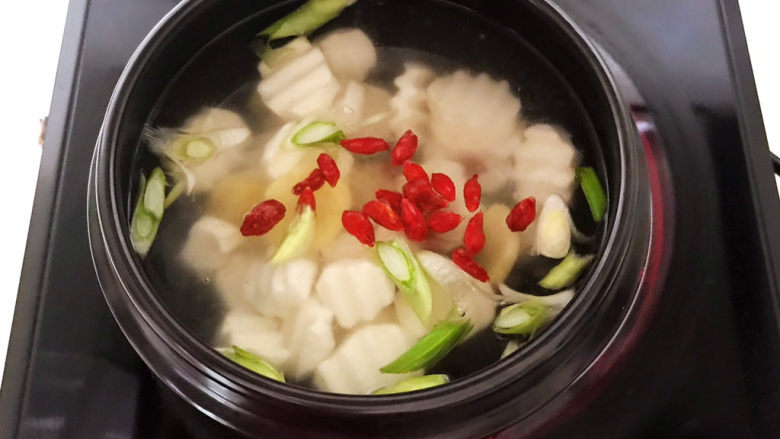 三鲜汤,加入枸杞子,大火烧开后小火慢煲15分钟