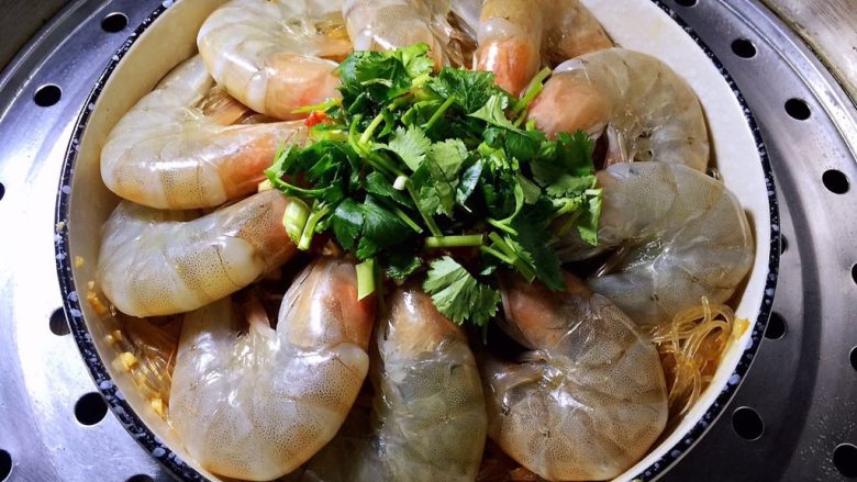 清蒸虾,上锅蒸,水开后蒸8分钟即可