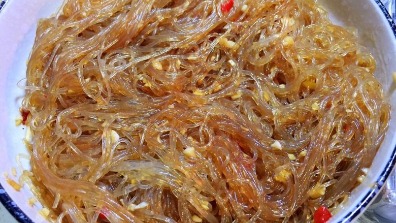 清蒸虾,粉丝和调料搅拌均匀,取出少许搅拌后的蒜末备用