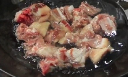 红烧羊排,食材准备好以后把排骨焯一下,锅中烧水。凉水下入排骨放入5克料酒去除排骨的腥味