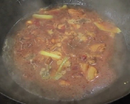 红烧羊排,然后加入食盐2克,胡椒粉2克,白糖1克在加入老抽2克调一下底色