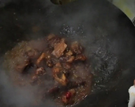 红烧羊排,然后再捞出桂叶,生姜,辣椒等辅料然后转大火收汁,把汤汁收至浓郁即可出锅装盘