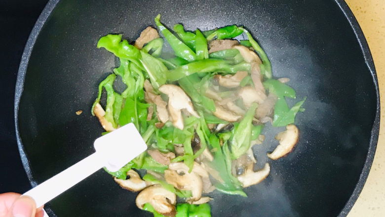 香菇肉片,撒入盐调味