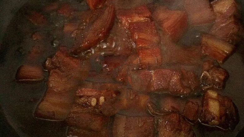 板栗红烧肉,大火煮开后转小火炖煮45分钟左右。中间记得翻炒几次,以免糊底。