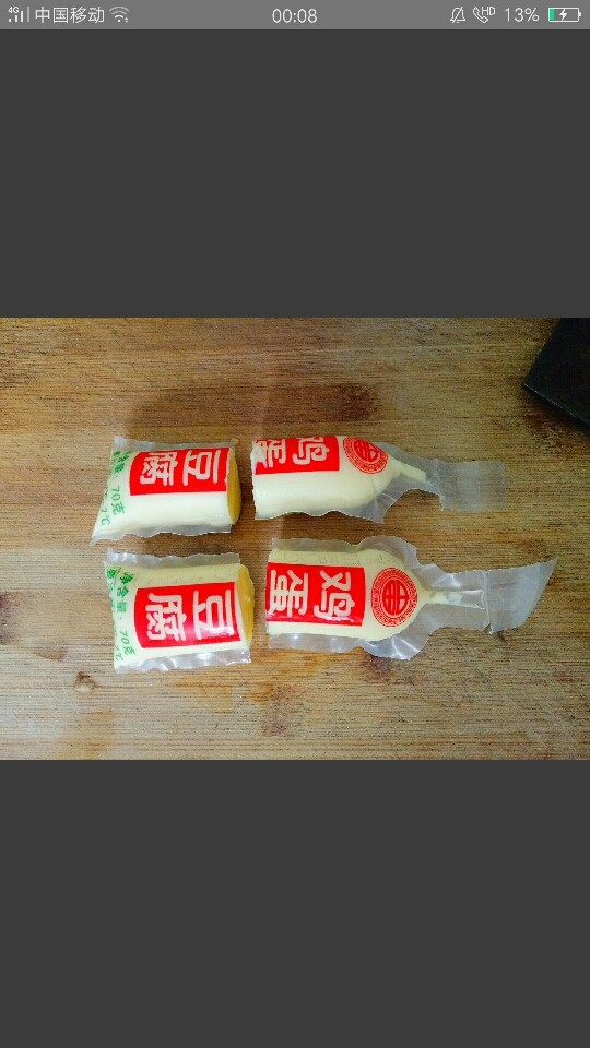 红烧日本豆腐,首先将<a style='color:red;display:inline-block;' href='/shicai/ 477'>日本豆腐</a>对半切开,挤出豆腐