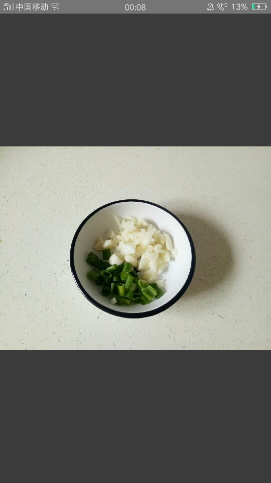 红烧日本豆腐,<a style='color:red;display:inline-block;' href='/shicai/ 157'>小葱</a>切碎,大蒜切成小粒