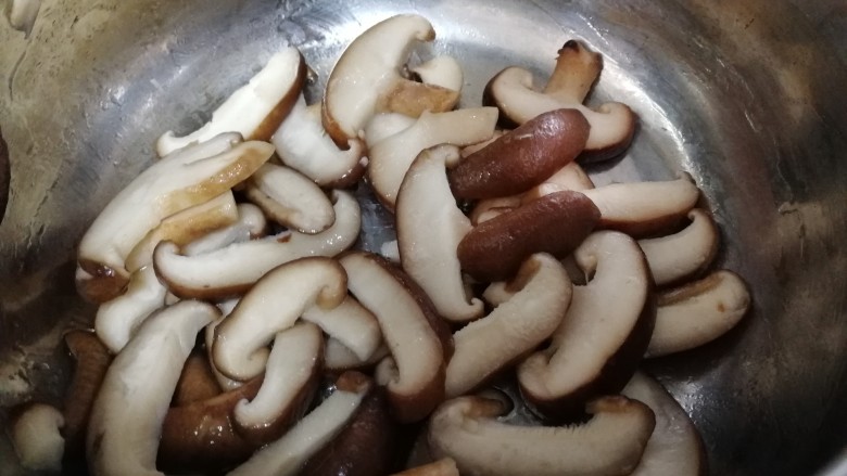 西红柿香菇汤,放入香菇片,小火炒软炒出香味。