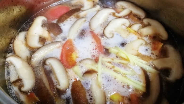 西红柿香菇汤,文火烧开,煮5分钟。