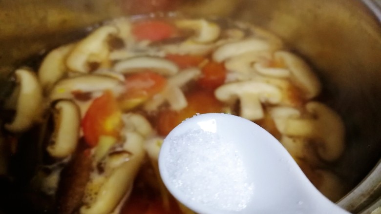 西红柿香菇汤,加半小勺盐调味,文火煮2分钟。