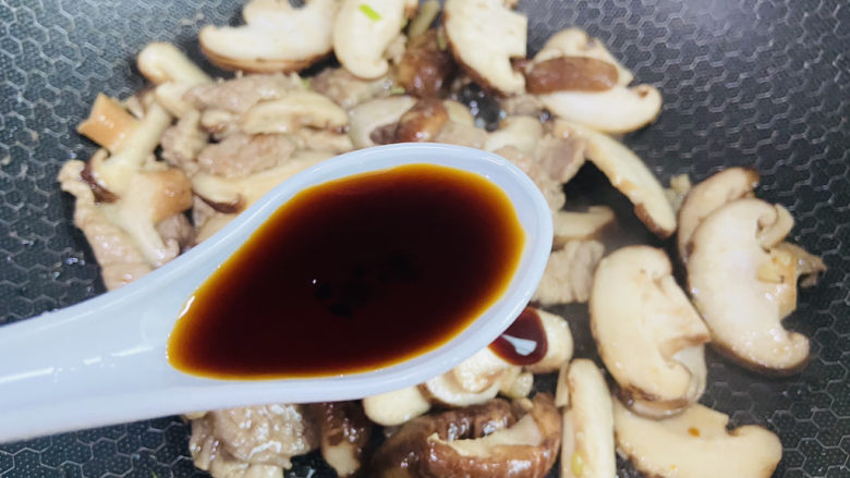 香菇肉片,烹入一勺生抽