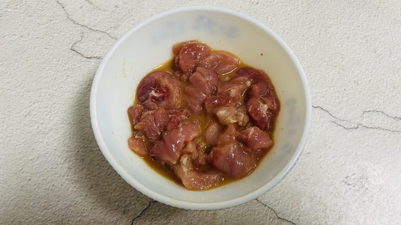 香菇肉片,瘦肉片放入碗中加入适量的<a style='color:red;display:inline-block;' href='/shicai/ 788'>生抽</a>、<a style='color:red;display:inline-block;' href='/shicai/ 718'>料酒</a>，生粉、胡椒粉拌匀腌制十分钟