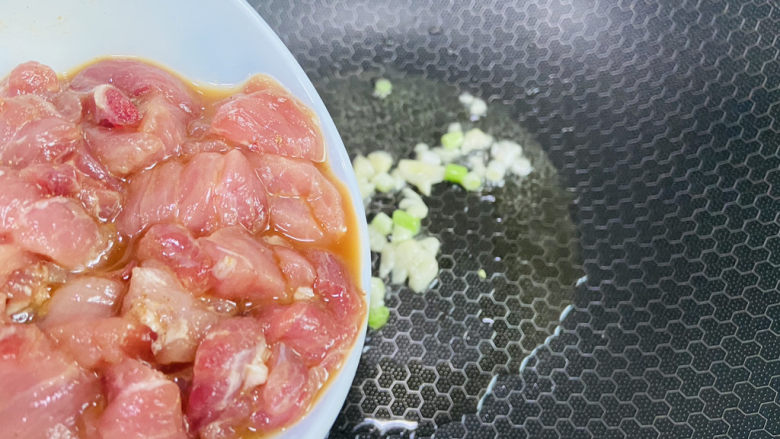 香菇肉片,放入腌制好的瘦肉片