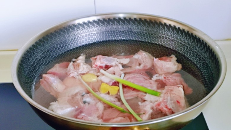 红烧羊排,羊排焯水: 锅中加水,羊排冷水下锅,加入葱,姜,2勺<a style='color:red;display:inline-block;' href='/shicai/ 718'>料酒</a>,大火烧开煮5分钟,煮制途中撇出血沫。