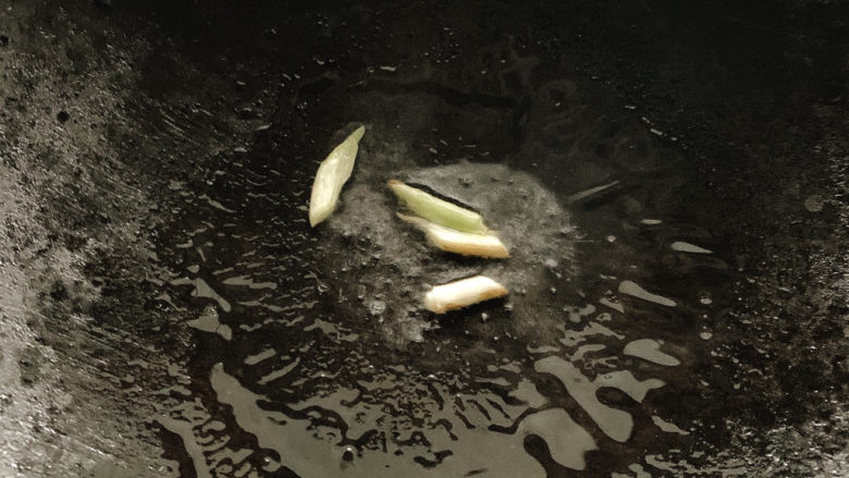 三鲜汤,锅中入少许油,加葱白爆香。