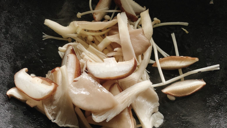 三鲜汤,加入鲜菇,中火炒制食材变软出少许水。