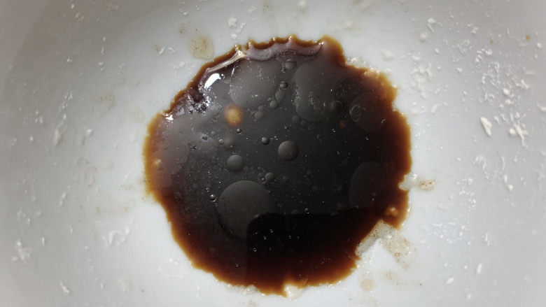 红烧日本豆腐,提前准备调料:一大勺<a style='color:red;display:inline-block;' href='/shicai/ 692'>酱油</a>
