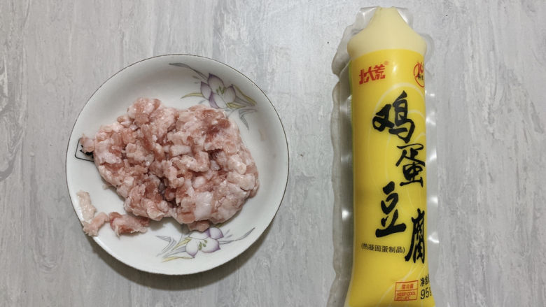 红烧日本豆腐,食材如图,所示示意。一人份的食材~