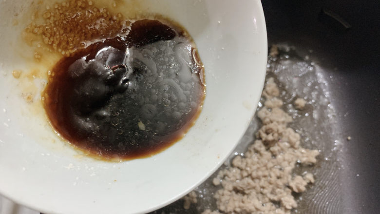 红烧日本豆腐,肉沫变颜色之后,加入调好的一碗酱汁。