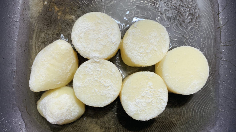 红烧日本豆腐,将豆腐平铺入锅,小火煎炸。