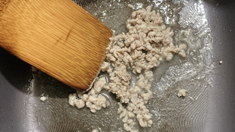 红烧日本豆腐,肉沫入锅炒香,因为我是肥瘦1:1的肉沫,所以没有再另外放油。