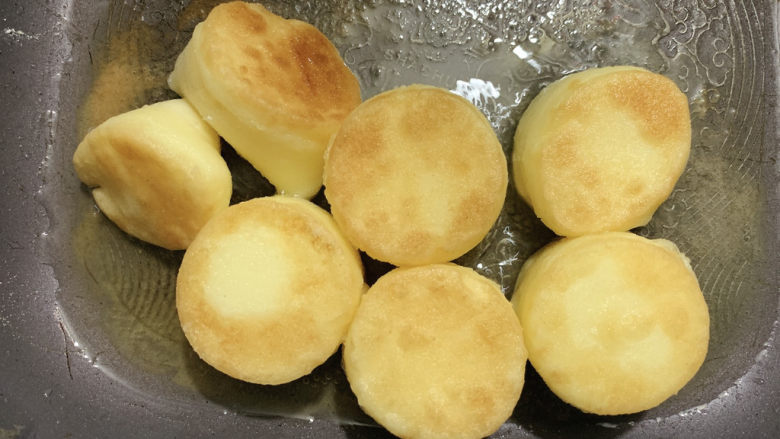 红烧日本豆腐,记得翻面再煎炸,直到出现“虎皮豹纹”出锅备用。