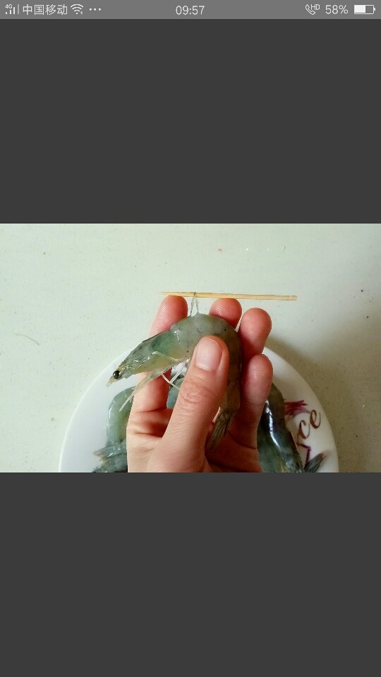 清蒸虾,取出虾线,冲洗干净,放入<a style='color:red;display:inline-block;' href='/shicai/ 718'>料酒</a>腌制15分钟
