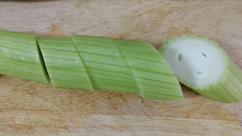 丝瓜炒蛋,切掉两头,斜切段。
