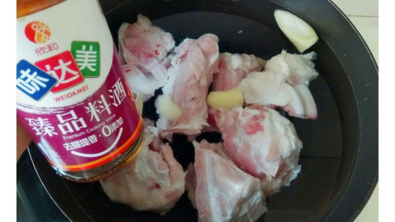 玉米烧排骨,大骨头用清水多冲洗几遍,洗去血水。锅中加入适量清水,放入大骨头,加入葱姜,<a style='color:red;display:inline-block;' href='/shicai/ 718'>料酒</a>