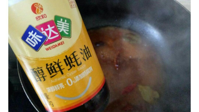 玉米烧排骨,加入<a style='color:red;display:inline-block;' href='/shicai/ 721'>蚝油</a>和盐,放入小半碗之前的糖水煮开