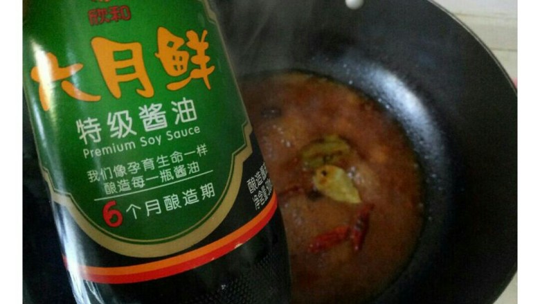 玉米烧排骨,加入酱油