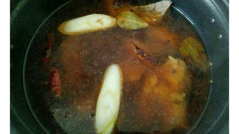 玉米烧排骨,倒入高压锅中,加入葱段和姜片