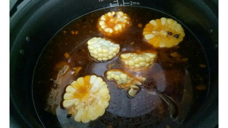 玉米烧排骨,玉米切成小段,快速脱骨肉程序结束,加入玉米段,选择肉类排骨类红烧的烹饪方式