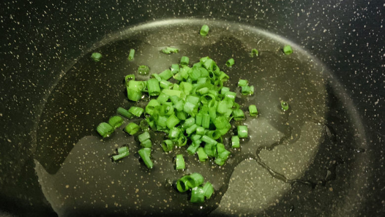 清蒸虾,锅加食用油和一半的葱里,大火热锅