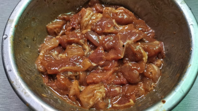 土豆炒肉丝,搅拌均匀,腌制一会儿