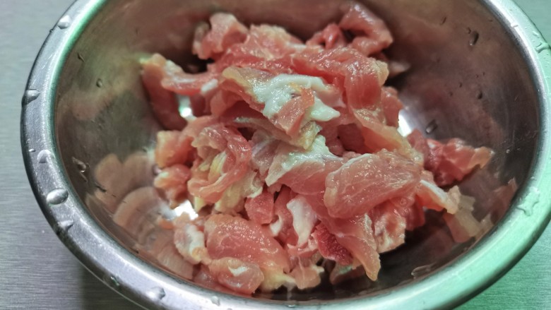 土豆炒肉丝,猪肉切好放入碗中