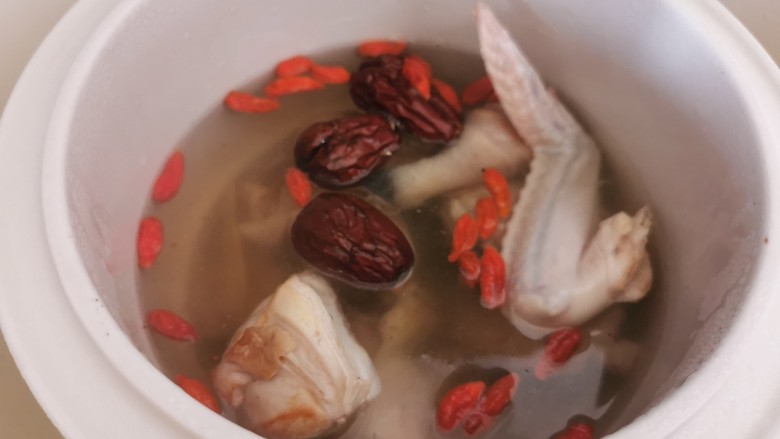 手掌参鸡汤【捧在手心的温暖】,所有食材放入炖盅,加盖隔水炖2个半小时。