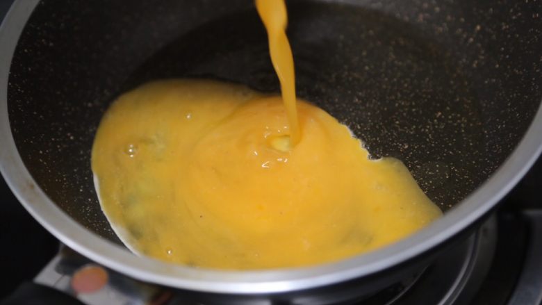 丝瓜炒蛋,锅里烧热油,倒入蛋液