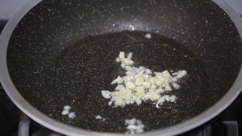 丝瓜炒蛋,锅里再倒入少许油,爆香蒜末