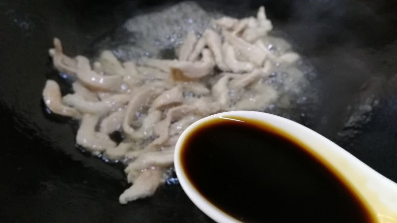 土豆炒肉丝,加一汤匙<a style='color:red;display:inline-block;' href='/shicai/ 788'>生抽</a>,文火炒匀增鲜。