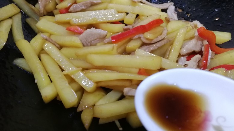 土豆炒肉丝,出锅勺前加一点香醋，炒匀即可。