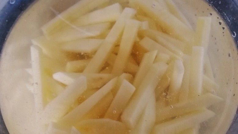 土豆炒肉丝,再切粗条,清水洗掉表面淀粉。(炒的时候不粘锅)
