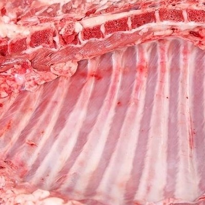 红烧羊排,准备食材:新鲜<a style='color:red;display:inline-block;' href='/shicai/ 330'>羊排</a>砍成块,大小均匀,也可以在买的时候叫老板砍好,这样比较方便!