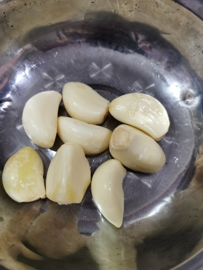 红烧羊排,大蒜头剥皮洗干净备用!